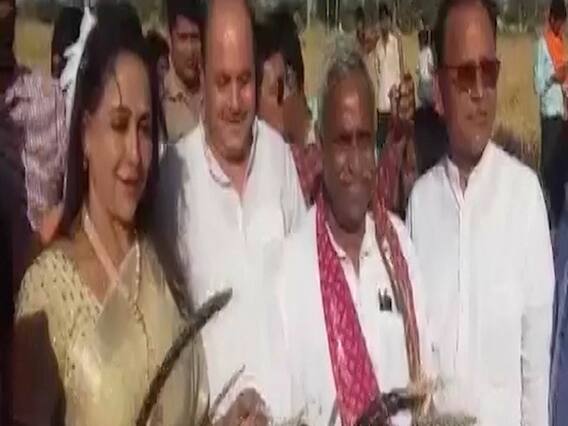 देखिए चुनावों में वोट पाने के लिए जनता के सामने नेताओं का पॉलिटिकल मेलोड्रामा ! 