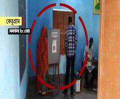 কেতুগ্রামে কেন্দ্রীয় বাহিনীর সামনে ছাপ্পা ভোটের অভিযোগ, প্রকাশ্যে ছাপ্পা দিচ্ছেন তৃণমূল কর্মীরা, প্রিসাইডিং অফিসারকে সরিয়ে দিল নির্বাচন কমিশন