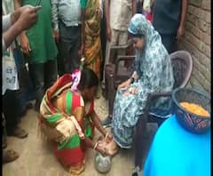 জল দিয়ে পা ধুইয়ে দিচ্ছেন আদিবাসী মহিলা, প্রচারে বেরিয়ে বিতর্কে মৌসম বেনজির নুর