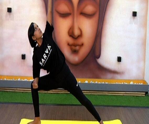 VIDEO | गुडघ्यांना मजबूती देणारं पार्श्वकोनासन | दोन मिनिटांत योग | योग माझा | एबीपी माझा