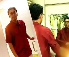 বাঙালি ছেলেদের পাঞ্জাবির প্রতি বিশেষ আকর্ষণ থাকে, সঙ্গীতশিল্পী অনুপম রায়ও ব্যতিক্রম নন, তিনি পাঞ্জাবির দোকানে গিয়ে করলেন কেনাকাটা, দেখুন, লাইফ স্টাইল