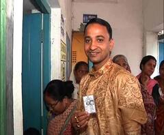 রায়গঞ্জে বাসি বিয়ের নিয়ম কানুন ফেলে সস্ত্রীক ভোট দিতে গেলেন এক যুবক