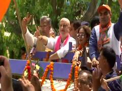 पत्नी किरण खेर के समर्थन में अनुपम खेर ने चंडीगढ़ में किया रोड शो
