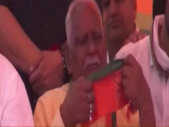 हरियाणा: पलवल में सीएम मनोहर लाल खट्टर की रैली में मंच पर रो पड़े बीजेपी विधायक, देखिए पूरा मामला
