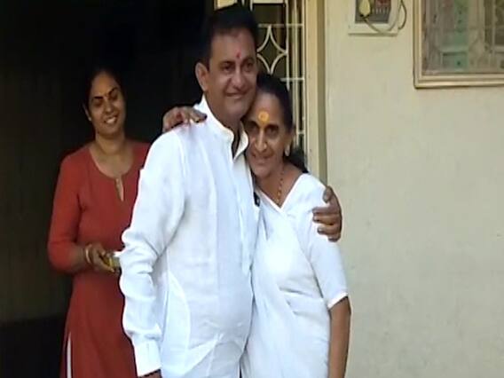 અમરેલીઃ માતાના આશીર્વાદ લઈને પરેશ ધાનાણીએ કર્યું મતદાન, જુઓ વીડિયો