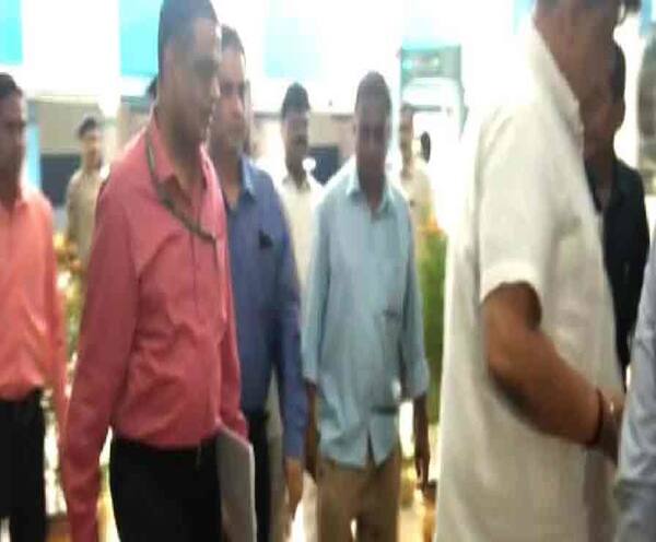 নবান্নে রাজ্য নির্বাচনী আধিকারিক আরিজ আফতাব, মুখ্যসচিব, স্বরাষ্ট্রসচিব, রাজ্য পুলিশের ডিজির সঙ্গে বৈঠক বিবেক দুবের Lok Sabha Election 2019: Central Police Observer Vivek Dubey in a meeting at Nabanna নবান্নে রাজ্য নির্বাচনী আধিকারিক আরিজ আফতাব, মুখ্যসচিব, স্বরাষ্ট্রসচিব, রাজ্য পুলিশের ডিজির সঙ্গে বৈঠক বিবেক দুবের