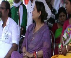 ‘যা টাকা পাব, সব আপনাদের দিয়ে দেব, আমার মায়ের আত্মার শান্তির জন্য আপনারা তৃণমূলকে ভোট দিন’, মন্তব্য মুনমুন সেনের