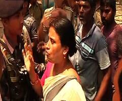 দেখুন: দিনহাটায় বহিরাগতদের দিয়ে ভোট করানোর অভিযোগ তৃণমূলের বিরুদ্ধে, পরিদর্শনে গিয়ে এক ব্যক্তির সঙ্গে কথা কাটাকাটি বিজেপি প্রার্থী নিশীথ প্রামাণিকের 