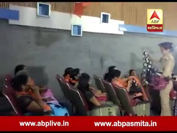 ભાજપને લાગ્યો ડરઃ સુષ્મા સ્વરાજ આવે તે પહેલા મહિલા સંમેલનમાં કાળા દુપટ્ટા પોલીસે લઈ લીધા, જુઓ વીડિયો