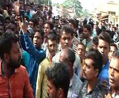 দুর্গাপুরের জেমুয়ায় কেন্দ্রীয় বাহিনী না থাকায় ভোট বন্ধ করে প্রতিবাদ ভোটারদের একাংশের