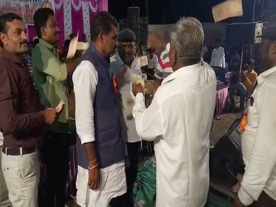 પોરબંદરઃ ભાજપના ઉમેદવાર રમેશ ધડૂક પર ડાયરામાં નોટોનો થયો વરસાદ, જુઓ વીડિયો