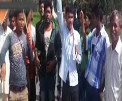 কোচবিহারের দিনহাটার মাতালহাটে বিজেপি এজেন্টকে বসতে না দেওয়ার অভিযোগ তৃণমূলের বিরুদ্ধে, বোমাবাজি করে বিজেপি সমর্থকদের ভোট দিতে বাধা দেওয়ার অভিযোগ, প্রতিবাদে রাস্তা অবরোধ বিজেপির