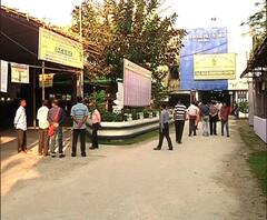 আগামীকাল প্রথম দফায় কোচবিহারে ভোটগ্রহণ, সকাল থেকেই ইভিএম ও জরুরি সরঞ্জাম নিয়ে বুথের উদ্দেশ্যে রওনা দিতে শুরু করেছেন ভোটকর্মীরা