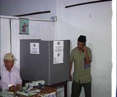 মোবাইলে কথা বলতে বলতে কালিম্পঙে ভোটদান হরকা বাহাদুর ছেত্রীর, এফআইআর দায়ের