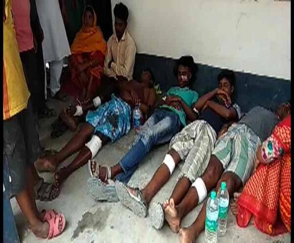 রতুয়ার ভগবানপুরে তৃণমূলের উপর হামলার অভিযোগ কংগ্রেসের বিরুদ্ধে, ৭ তৃণমূল কর্মী জখম Lok Sabha Election 2019 - Political clash at Ratua in Maldah, 7 injured রতুয়ার ভগবানপুরে তৃণমূলের উপর হামলার অভিযোগ কংগ্রেসের বিরুদ্ধে, ৭ তৃণমূল কর্মী জখম