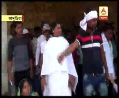 জামুড়িয়ার শ্রীপুরহাট হাইস্কুলের দুটি বুথের মধ্যে অবাধ বিচরণ তৃণমূল কাউন্সিলরের