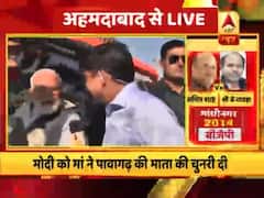पोलिंग बूथ के बाहर खुली जीप में पहुंचे PM, लोगों ने लगाए मोदी-मोदी के नारे