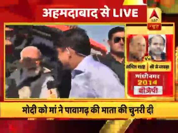 पोलिंग बूथ के बाहर खुली जीप में पहुंचे PM, लोगों ने लगाए मोदी-मोदी के नारे