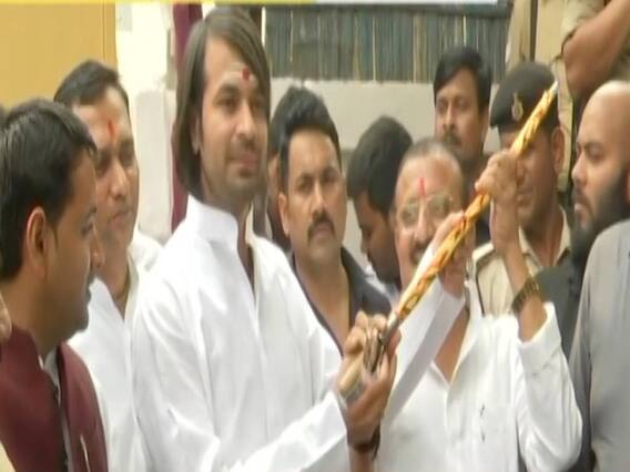 Tej Pratap hands over sword to Angesh Kumar and Chandra Prakash