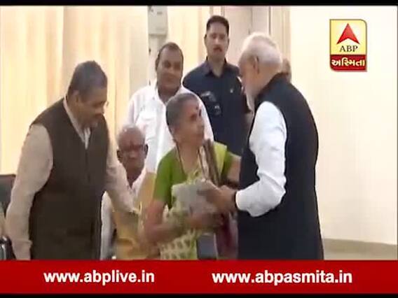મોદી જેમને ઉમેદવારી નોંદાવતા પહેલાં પગે લાગ્યે તે મહિલા કોણ? જુઓ વીડિયો