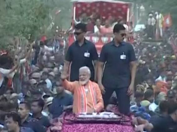 Sea of supporters flood the streets of Varanasi as PM Modi's carcade passes