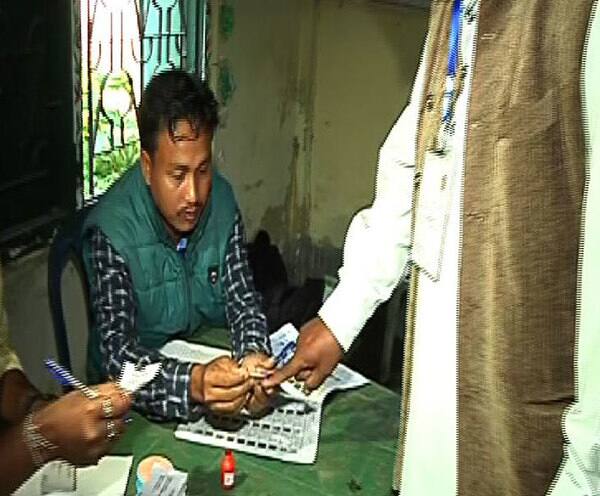 আলিপুরদুয়ারের বানারহাটের এই বুথে সকাল থেকে ভোটারদের দীর্ঘ লাইন, নেই কেন্দ্রীয় বাহিনী, কথা বলল এবিপি আনন্দ Lok Sabha Election 2019: ABP Ananda talks to the voters in Alipurduar আলিপুরদুয়ারের বানারহাটের এই বুথে সকাল থেকে ভোটারদের দীর্ঘ লাইন, নেই কেন্দ্রীয় বাহিনী, কথা বলল এবিপি আনন্দ