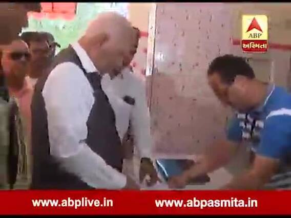 કર્ણાટકના રાજ્યપાલ વજુભાઈ વાળાએ રાજકોટમાં કર્યું મતદાન, જુઓ વીડિયો