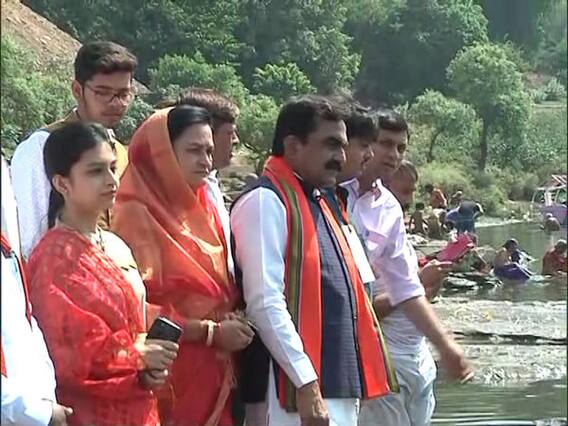 BJP candidate Rakesh Singh offers prayers to Narmada