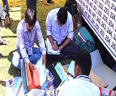 আলিপুরদুয়ার- ইভিএম ও জরুরি সরঞ্জাম নিয়ে বুথের উদ্দেশে রওনা ভোটকর্মীদের 