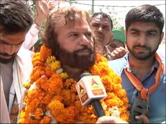 Aja re Modi tera rasta udeek diyan, sings Hans Raj Hans