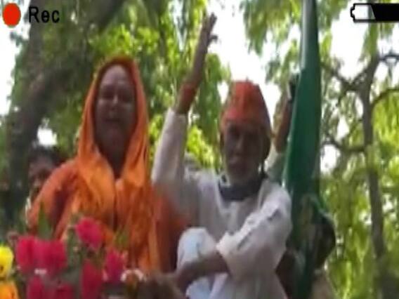 When JDU MLA showed his 'Thumka' skills atop car