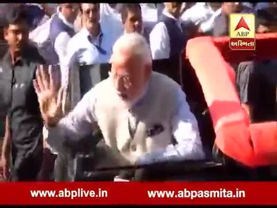 પીએમ મોદીએ રસ્તાં પર જ મીડિયાને સંબોધ્યા, બોલ્યા- મજામાંને, બહુ મહેનત પડી હશે, જુઓ વીડિયો 