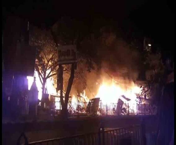 লেক গার্ডেন্সে লর্ডসের মোড়ে ঝুপড়ি দোকানে ভয়াবহ আগুন, ভস্মীভূত ১৭টি ঝুপড়ি