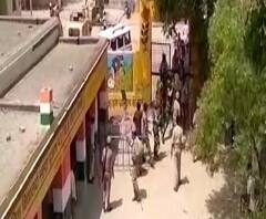 উত্তরপ্রদেশের কৈরানায় বৈধ পরিচয়পত্র না নিয়ে জোর করে বুথে ঢোকার চেষ্টা, পরিস্থিতি সামলাতে শূন্যে গুলি বিএসএফের