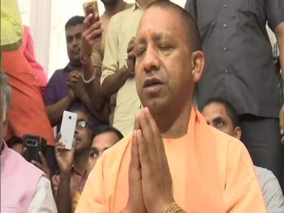 ચૂંટણી પ્રચાર પર રોક લાગતાં યુપીના મુખ્યમંત્રી યોગી આદિત્યનાથે હનુમાન મંદિરમાં કરી પૂજા, જુઓ વીડિયો