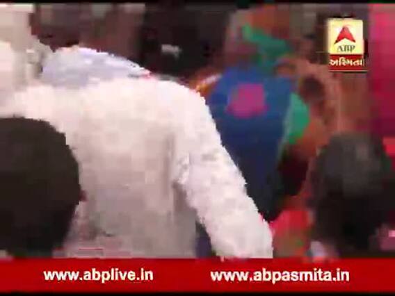 હાર્દિકને લાફો મારનારને કોન્સ્ટેબલ અને મહિલા પોલીસે કઈ રીતે બચાવ્યો? જુઓ વીડિયો