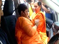 आखिर क्यों सालों से बिछड़ी बहनों की तरह रो पड़ीं साध्वी प्रज्ञा और उमा भारती ? जानिए इस तस्वीर के पीछे की राजनीतिक कहानी