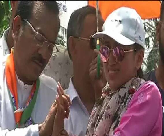 শিলিগুড়িতে প্রচারে গিয়ে চোট পেলেন যাদবপুরের তৃণমূলপ্রার্থী মিমি চক্রবর্তী