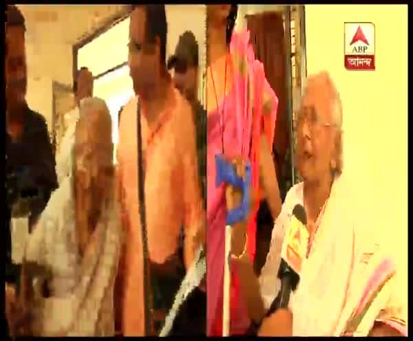 রায়গঞ্জে গিয়ে আতঙ্কিত ভোটারের মুখোমুখি বিবেক দুবে, এবার অন্তত ভোট দেওয়ার ব্যবস্থা করে দেওয়ার আর্জি Lok Sabha Elaction 2019: Vivel Dubey meets old voter in Rayjinj রায়গঞ্জে গিয়ে আতঙ্কিত ভোটারের মুখোমুখি বিবেক দুবে, এবার অন্তত ভোট দেওয়ার ব্যবস্থা করে দেওয়ার আর্জি