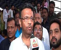 দিলীপ ঘোষ শুধু লাঠি নিয়ে হামলার কথা বলেন, আমরা হাতজোড় করে ভোট প্রার্থনা করি, কটাক্ষ ফিরহাদ হাকিমের