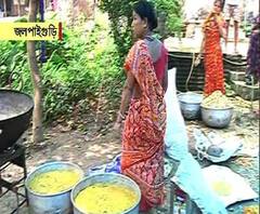 জলপাইগুড়ির ডামডিমে ভোটারদের তৃণমূলের তরফে দেওয়া হচ্ছে খিচুড়ি, চাটনি, প্রলোভন দেখিয়ে ভোটারদের প্রভাবিত করার অভিযোগ তৃণমূলের বিরুদ্ধে