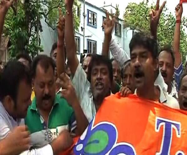 চার রাউন্ড গণনার শেষে ২৭ হাজারের বেশি ভোটে এগিয়ে কলকাতা উত্তরের তৃণমূল প্রার্থী সুদীপ বন্দ্যোপাধ্যায়, শুরু হয়ে গিয়েছে সেলিব্রেশন Lok Sabha Election 2019 - Sudip Banerjee takes lead in Kolkata North constituency চার রাউন্ড গণনার শেষে ২৭ হাজারের বেশি ভোটে এগিয়ে কলকাতা উত্তরের তৃণমূল প্রার্থী সুদীপ বন্দ্যোপাধ্যায়, শুরু হয়ে গিয়েছে সেলিব্রেশন