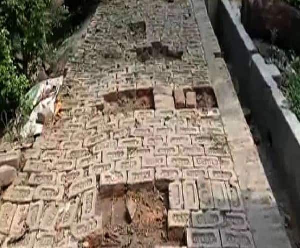 Lok Sabha Election 2019: TMC destroys village road in Duttapukur লোকসভা ভোটে গ্রামবাসীরা সমর্থন করেছেন বিজেপিকে, সন্দেহে দত্তপুকুরে রাস্তা থেকে ইট খুলে নিল তৃণমূল