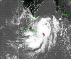 ঘূর্ণিঝড় ফণী: বাতিল ২২৩ ট্রেন, পর্যটকদের ফেরাতে পুরী থেকে তিনটি বিশেষ ট্রেনের ব্যবস্থা রেলের
