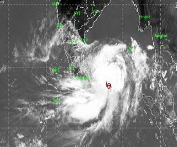 ঘূর্ণিঝড় ফণী: বাতিল ২২৩ ট্রেন, পর্যটকদের ফেরাতে পুরী থেকে তিনটি বিশেষ ট্রেনের ব্যবস্থা রেলের