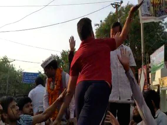 Kejriwal attacked during road show in Delhi | Panchnama