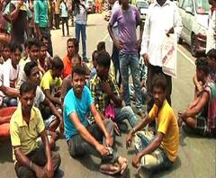 বসিরহাটে বিজেপি সমর্থকদের ভোটদানে বাধা, অভিযোগ তৃণমূলের বিরুদ্ধে, ঘটনাস্থলে বসিরহাটের বিজেপি প্রার্থী সায়ন্তন বসু