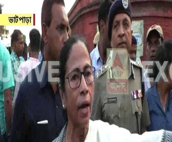 মুখ্যমন্ত্রীর কনভয়ের সামনে ‘জয় শ্রীরাম’ স্লোগান, গাড়ি থেকে নেমে এলেন ক্ষুব্ধ মমতা