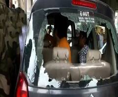 মুকুন্দপুরে বিজেপি প্রার্থীকে ঘিরে বিক্ষোভ, বিজেপি নেতার গাড়ি ভাঙচুর