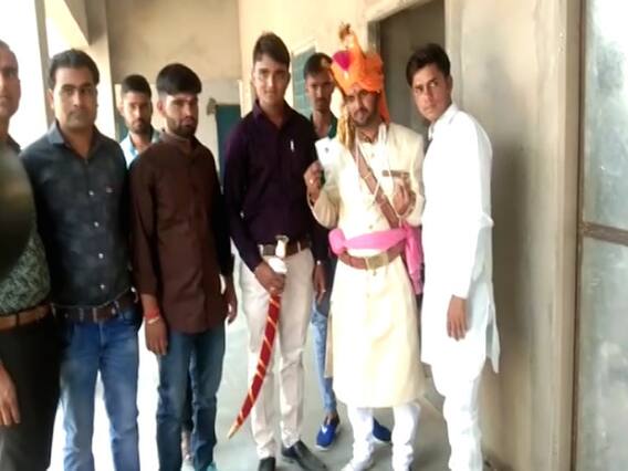 Fatehpur: Groom casts vote in the middle of ceremonies